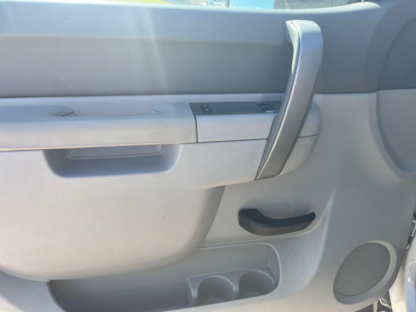 2011 WHITE CHEVROLET SILVERADO WORK TRUCK Work Truck Long Box 2WD (1GC0CVCG6BF) with an 6.0L V8 OHV 16V FFV engine, 6-Speed Automatic transmission, located at 8101 E. Skelly Dr., Tulsa, OK, 74129, (918) 592-3593, 36.121891, -95.888802 - Photo#8